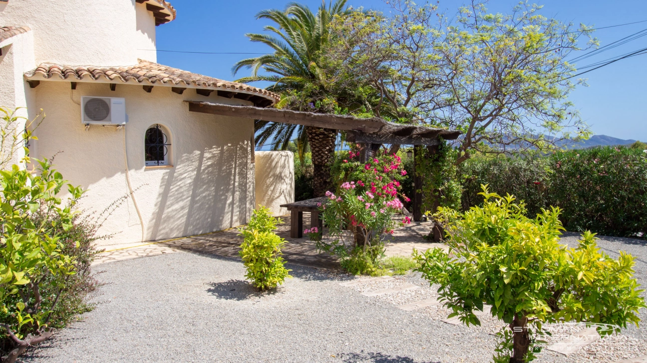 Belle Villa sur un Grand Terrain d'Angle Plat avec Vue sur la Mer