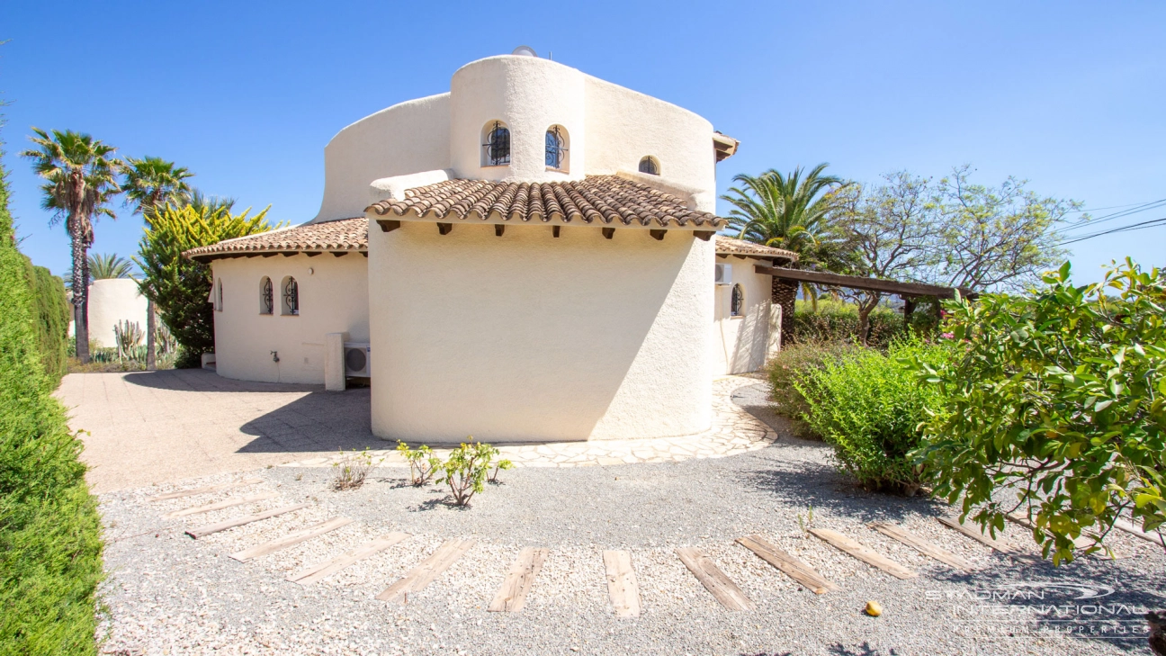 Belle Villa sur un Grand Terrain d'Angle Plat avec Vue sur la Mer