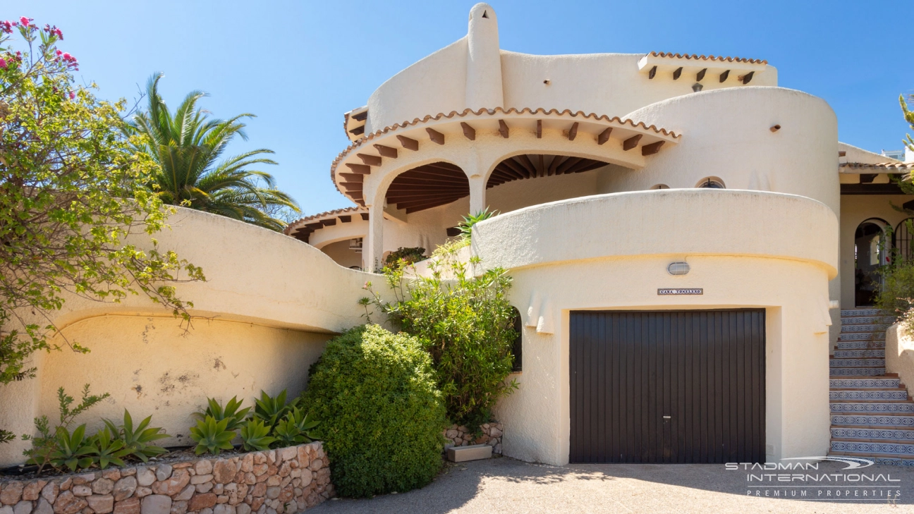 Belle Villa sur un Grand Terrain d'Angle Plat avec Vue sur la Mer