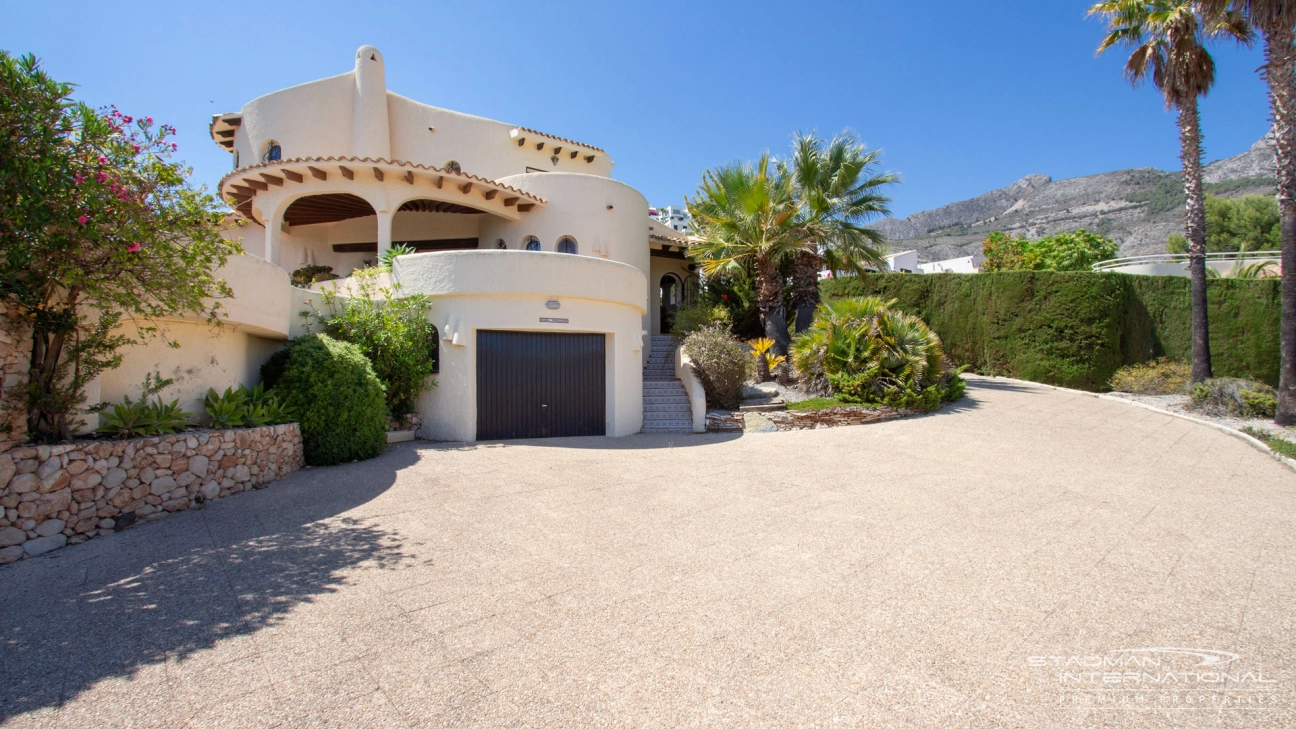 Belle Villa sur un Grand Terrain d'Angle Plat avec Vue sur la Mer