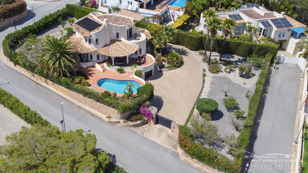 Schöne Villa auf einem großen flachen Eckgrundstück mit Meerblick