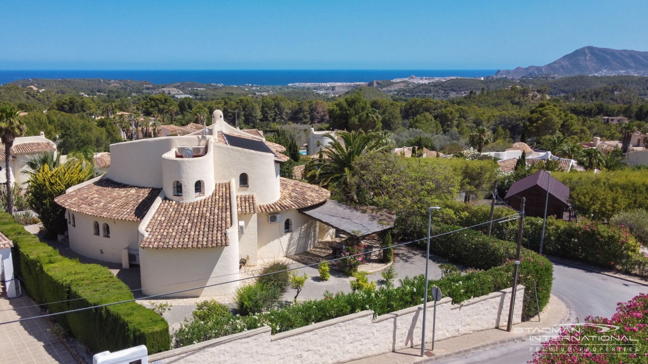 Belle Villa sur un Grand Terrain d'Angle Plat avec Vue sur la Mer