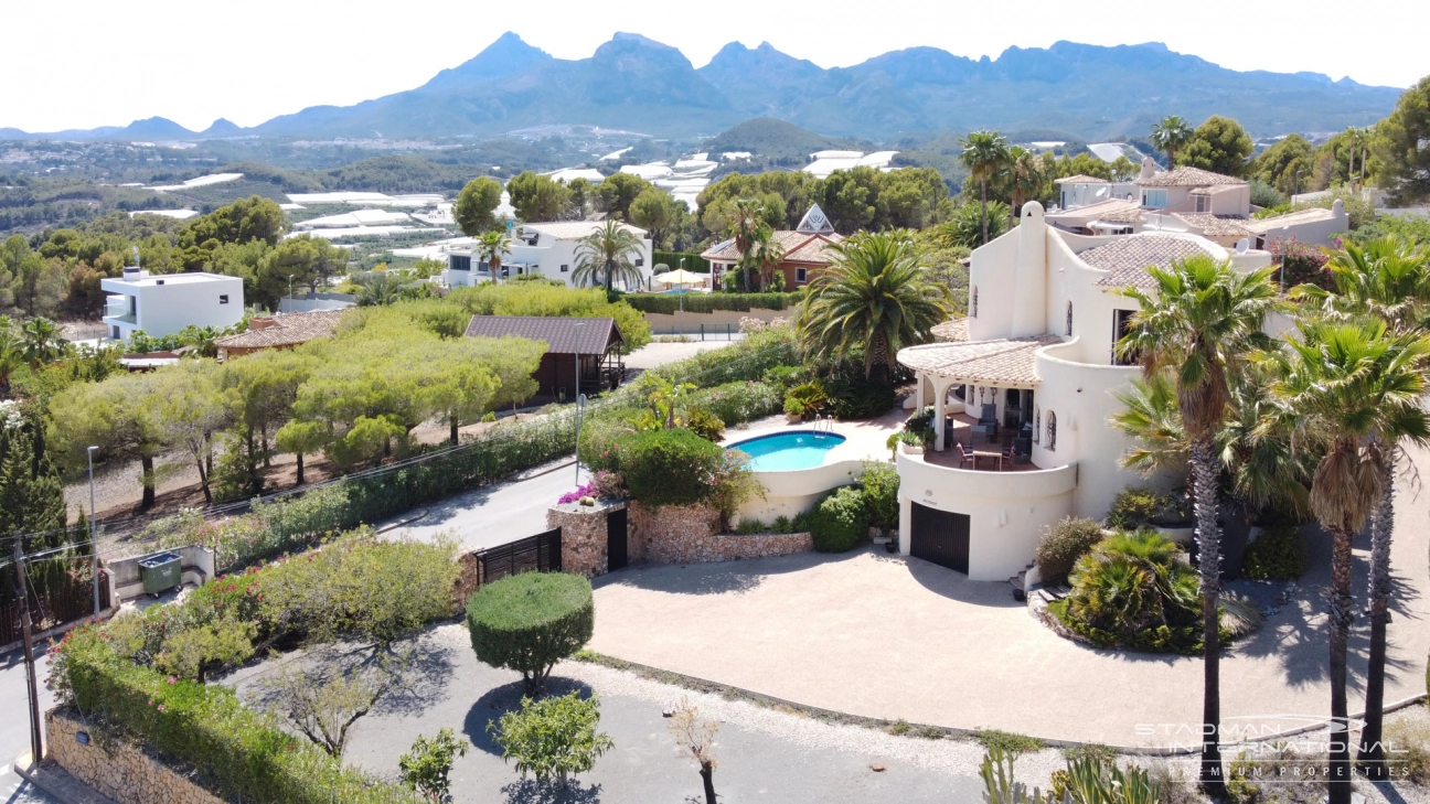 Belle Villa sur un Grand Terrain d'Angle Plat avec Vue sur la Mer