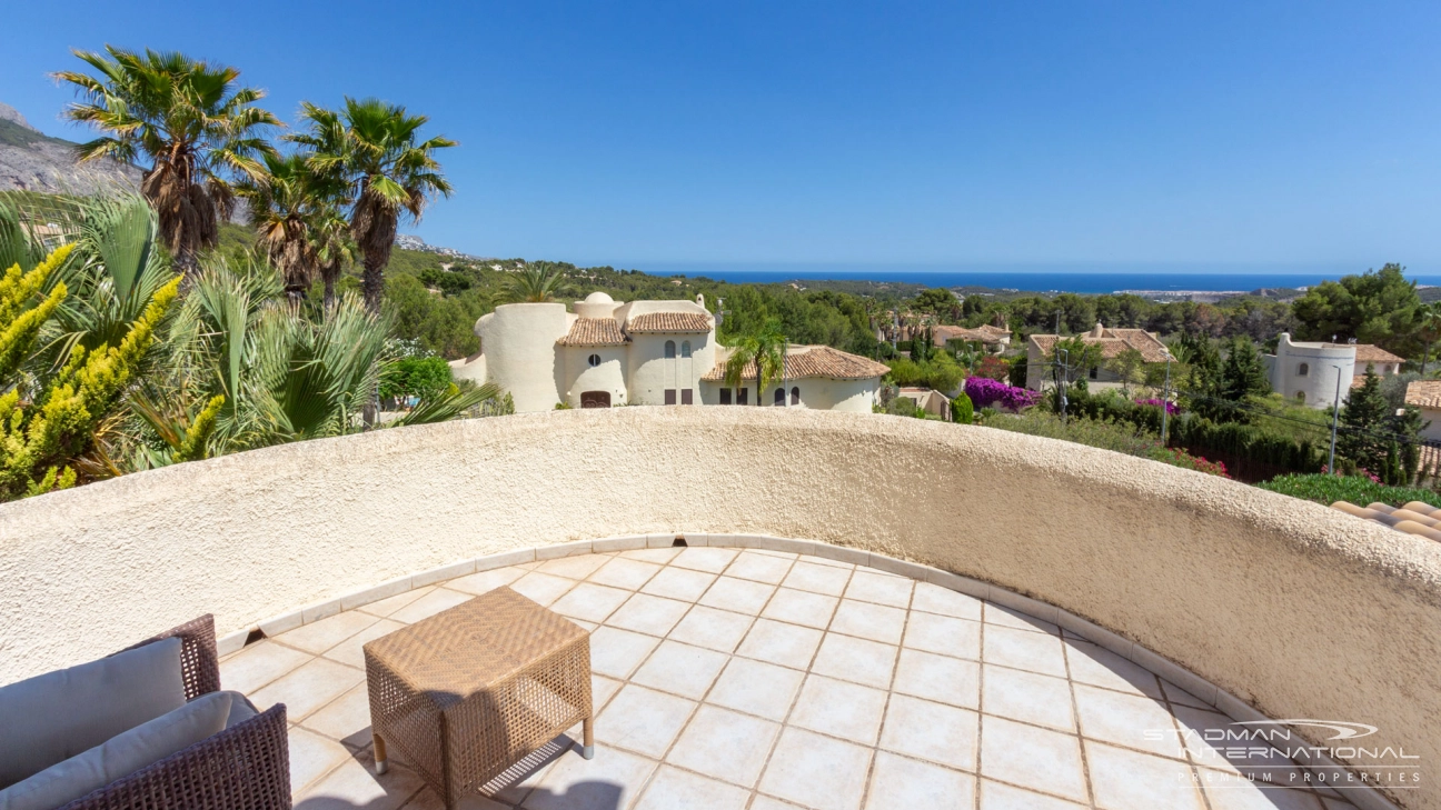 Schöne Villa auf einem großen flachen Eckgrundstück mit Meerblick