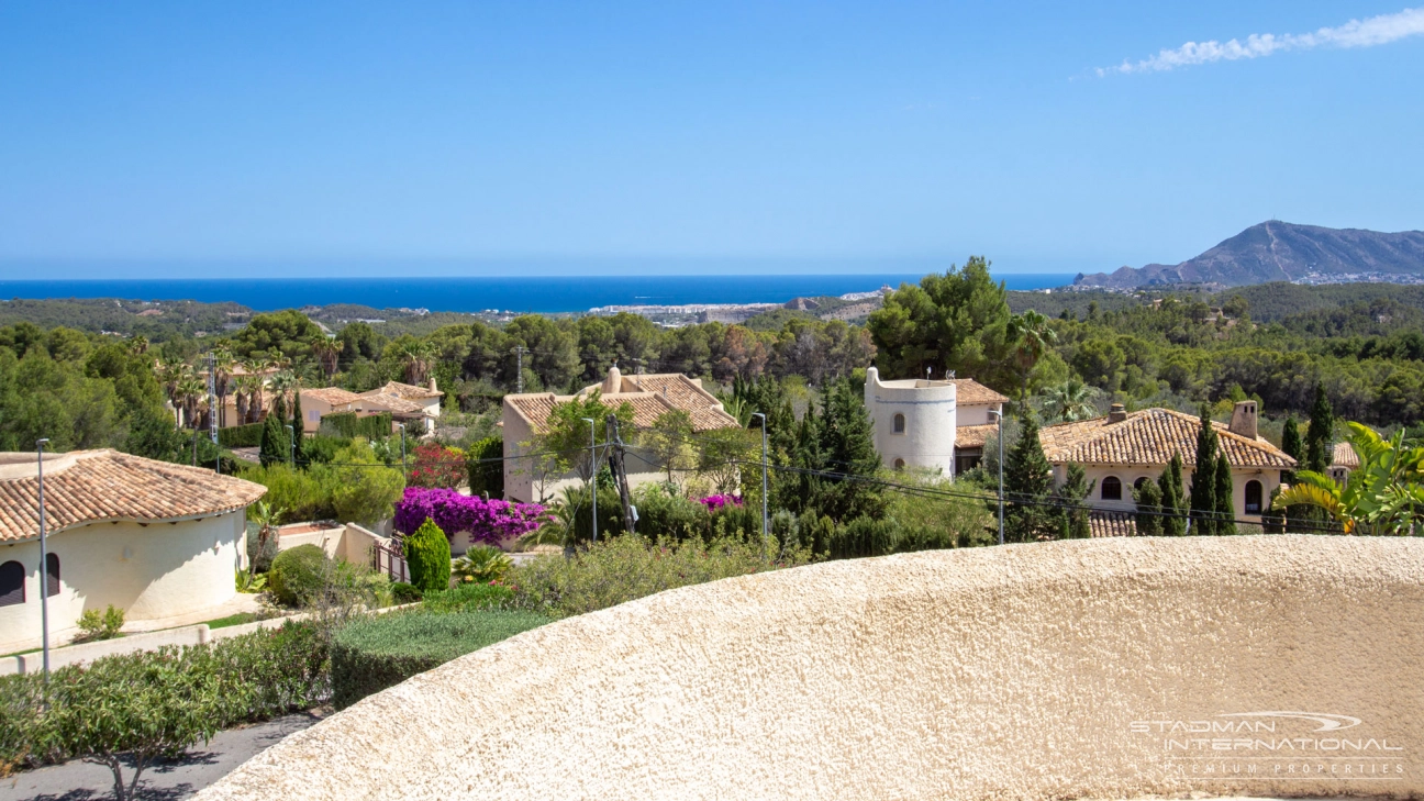 Schöne Villa auf einem großen flachen Eckgrundstück mit Meerblick