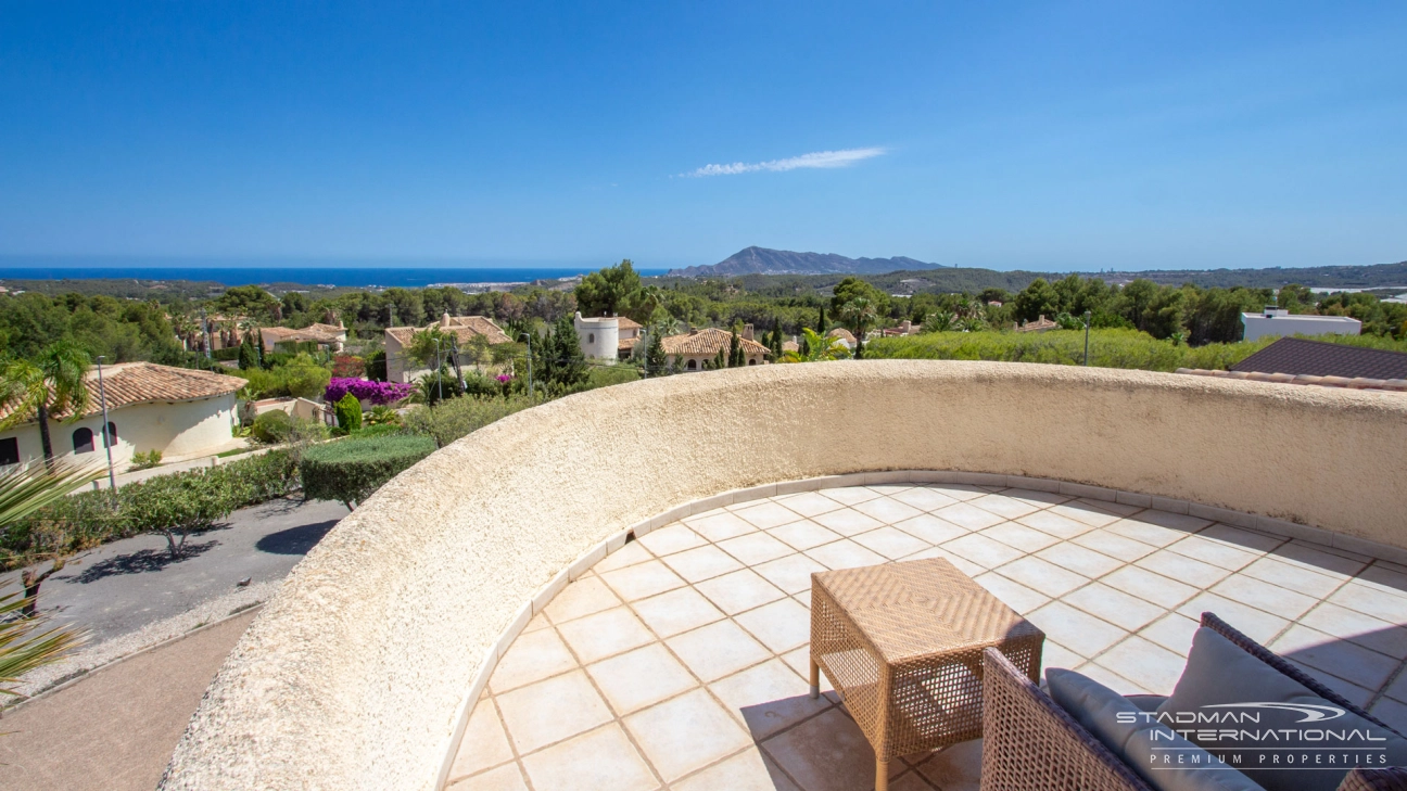 Schöne Villa auf einem großen flachen Eckgrundstück mit Meerblick