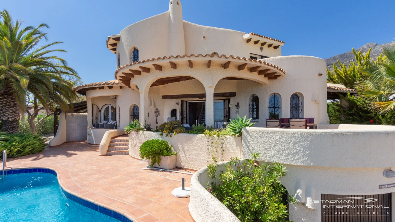 Hermosa villa en una gran parcela plana en esquina con vistas al mar