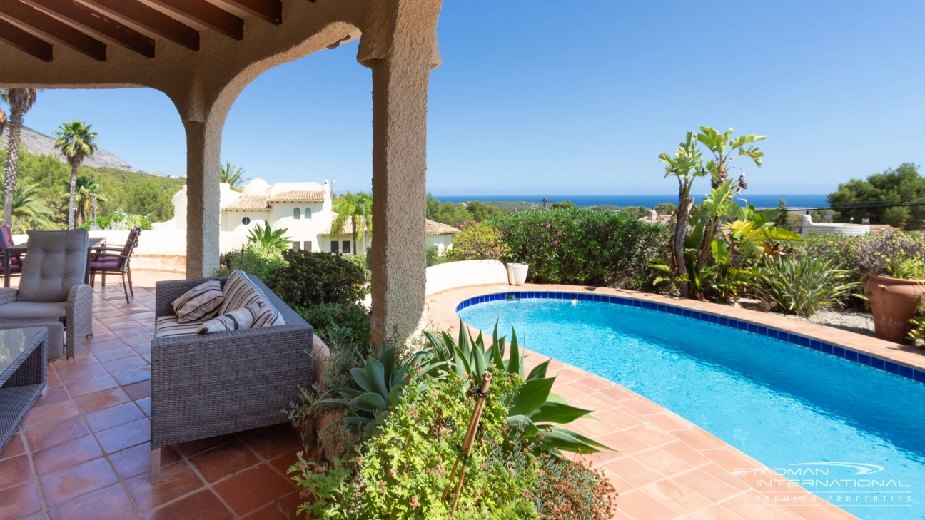 Hermosa villa en una gran parcela plana en esquina con vistas al mar