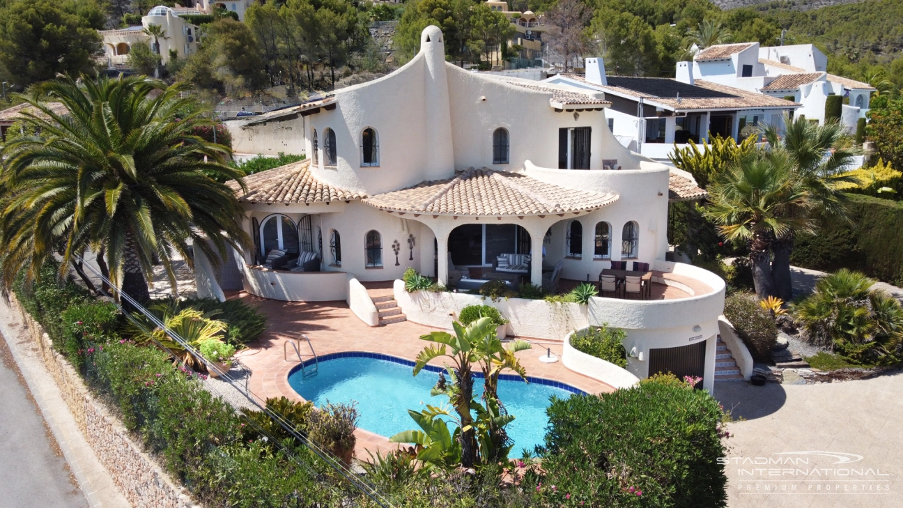 Belle Villa sur un Grand Terrain d'Angle Plat avec Vue sur la Mer