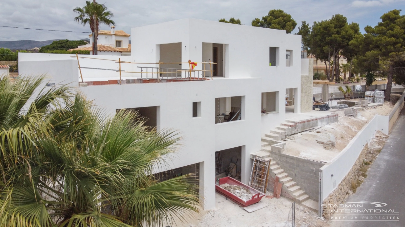 Neu gebaute Villa im Ibiza-Stil mit Meerblick