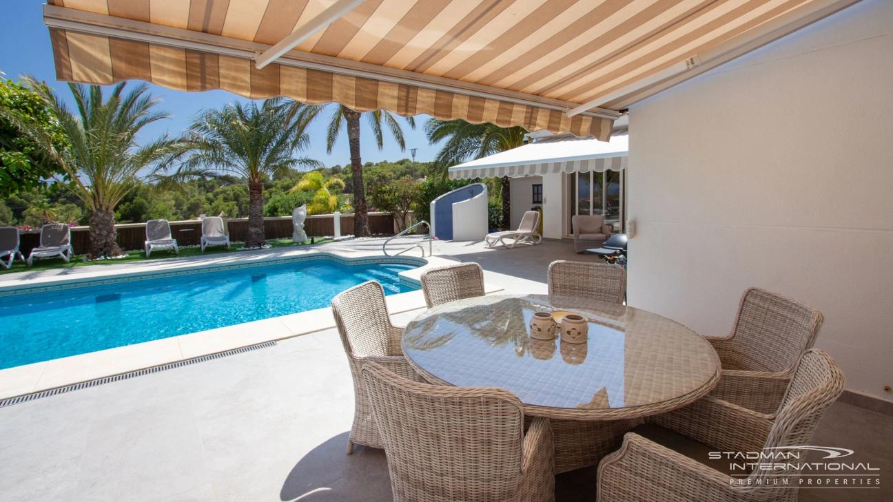 Hermosa Villa Renovada de un Solo Nivel con Vistas al Mar 