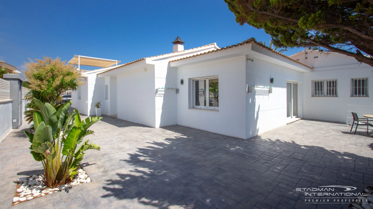 Hermosa Villa Renovada de un Solo Nivel con Vistas al Mar 