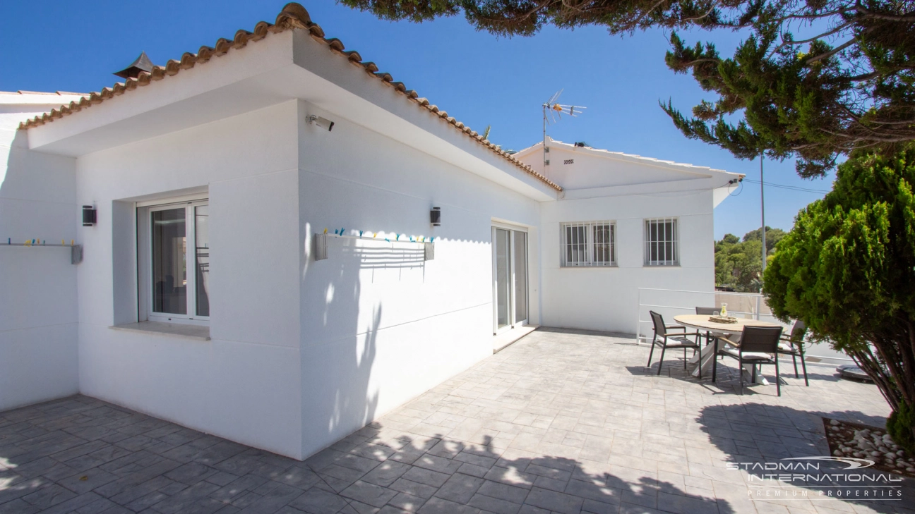 Hermosa Villa Renovada de un Solo Nivel con Vistas al Mar 