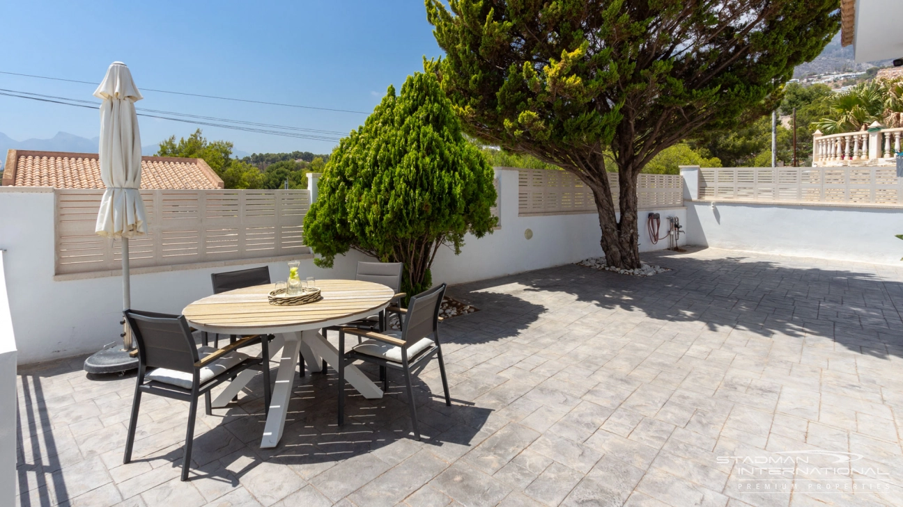 Hermosa Villa Renovada de un Solo Nivel con Vistas al Mar 