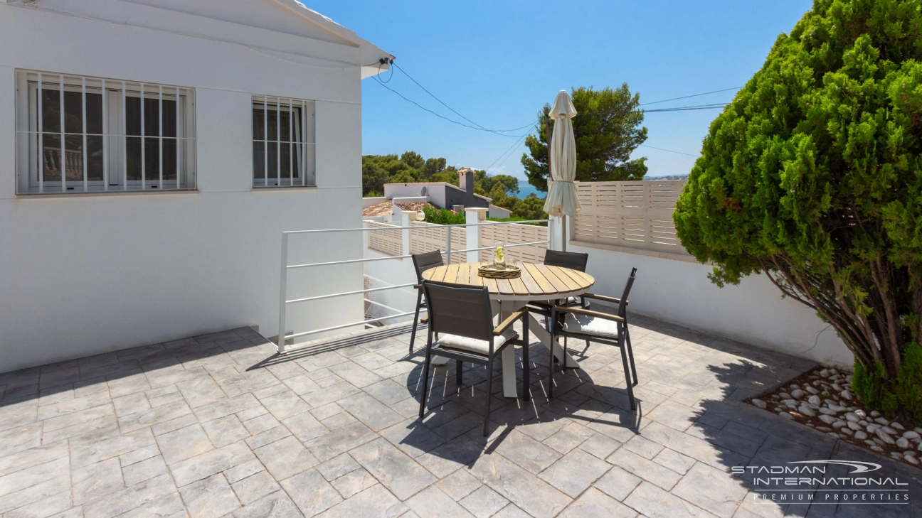 Hermosa Villa Renovada de un Solo Nivel con Vistas al Mar 