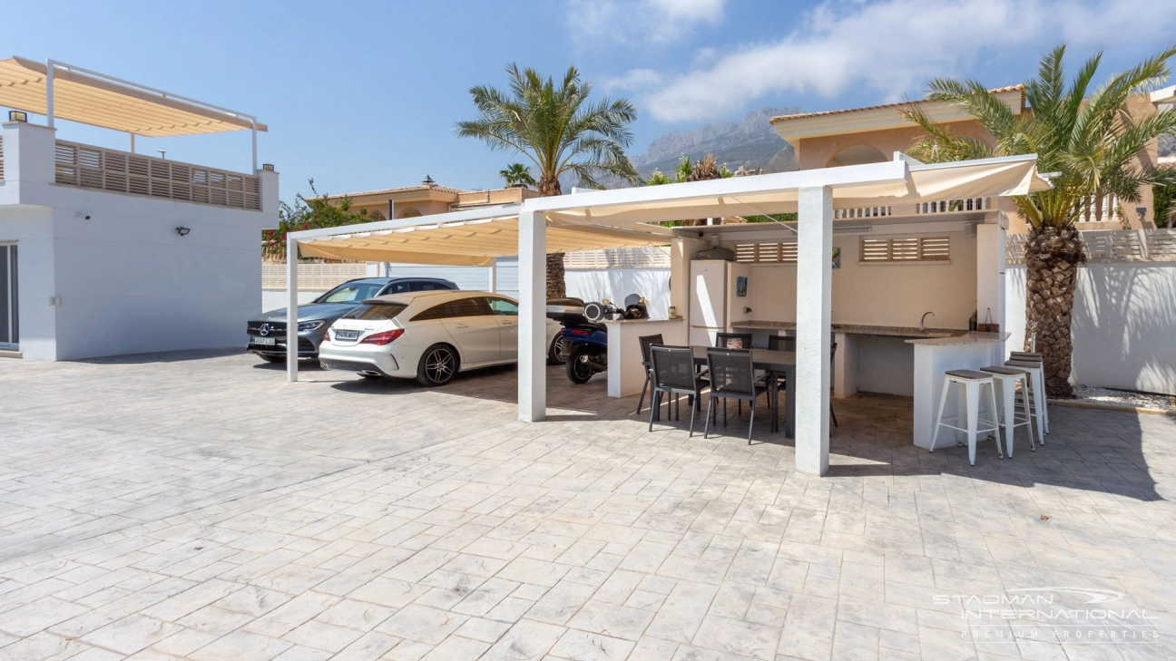 Hermosa Villa Renovada de un Solo Nivel con Vistas al Mar 