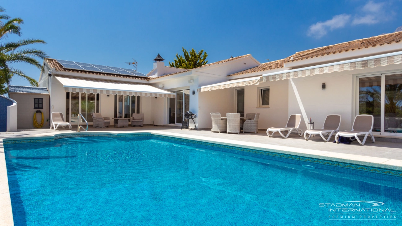 Hermosa Villa Renovada de un Solo Nivel con Vistas al Mar 