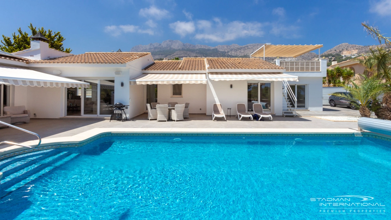 Hermosa Villa Renovada de un Solo Nivel con Vistas al Mar 