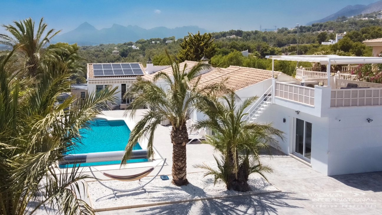 Hermosa Villa Renovada de un Solo Nivel con Vistas al Mar 