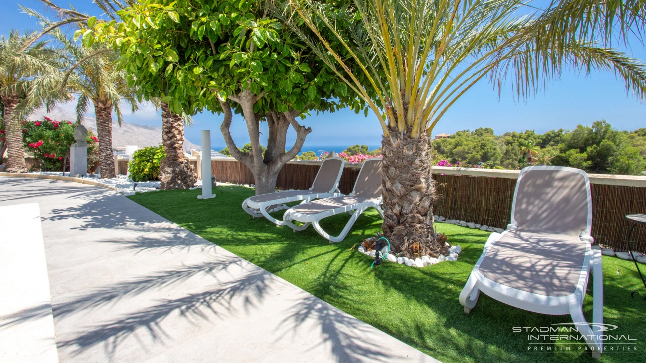 Hermosa Villa Renovada de un Solo Nivel con Vistas al Mar 