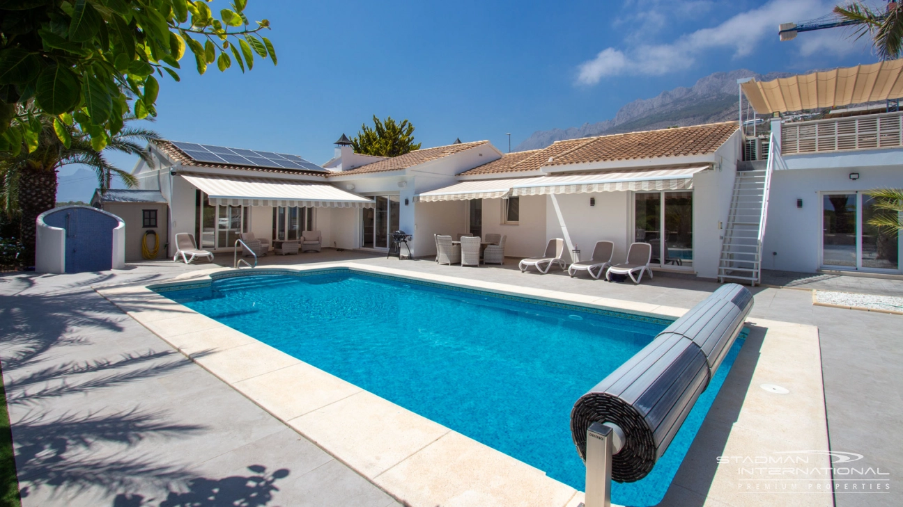 Hermosa Villa Renovada de un Solo Nivel con Vistas al Mar 