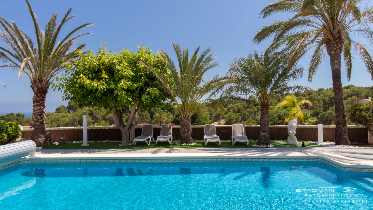 Hermosa Villa Renovada de un Solo Nivel con Vistas al Mar 