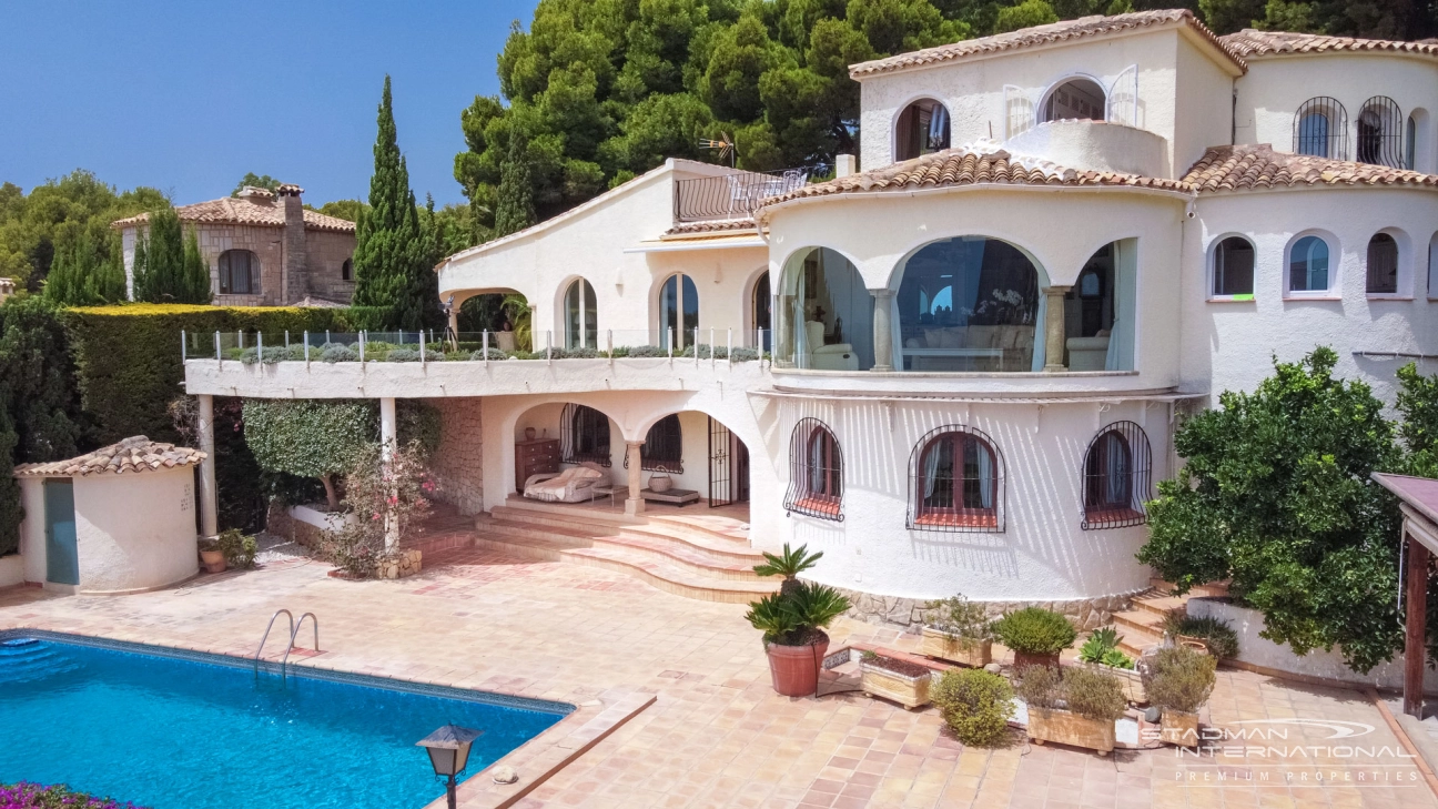 Imposante Villa mit außergewöhnlichem Meerblick in bester Lage