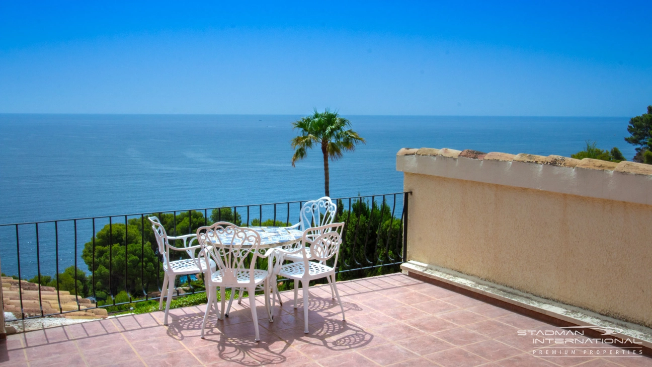 Impressive Villa with Exceptional Sea Views in a Prime Location