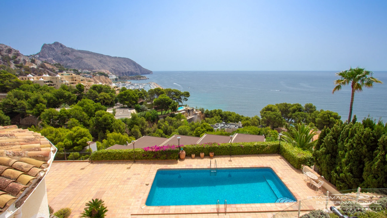 Imposante Villa mit außergewöhnlichem Meerblick in bester Lage