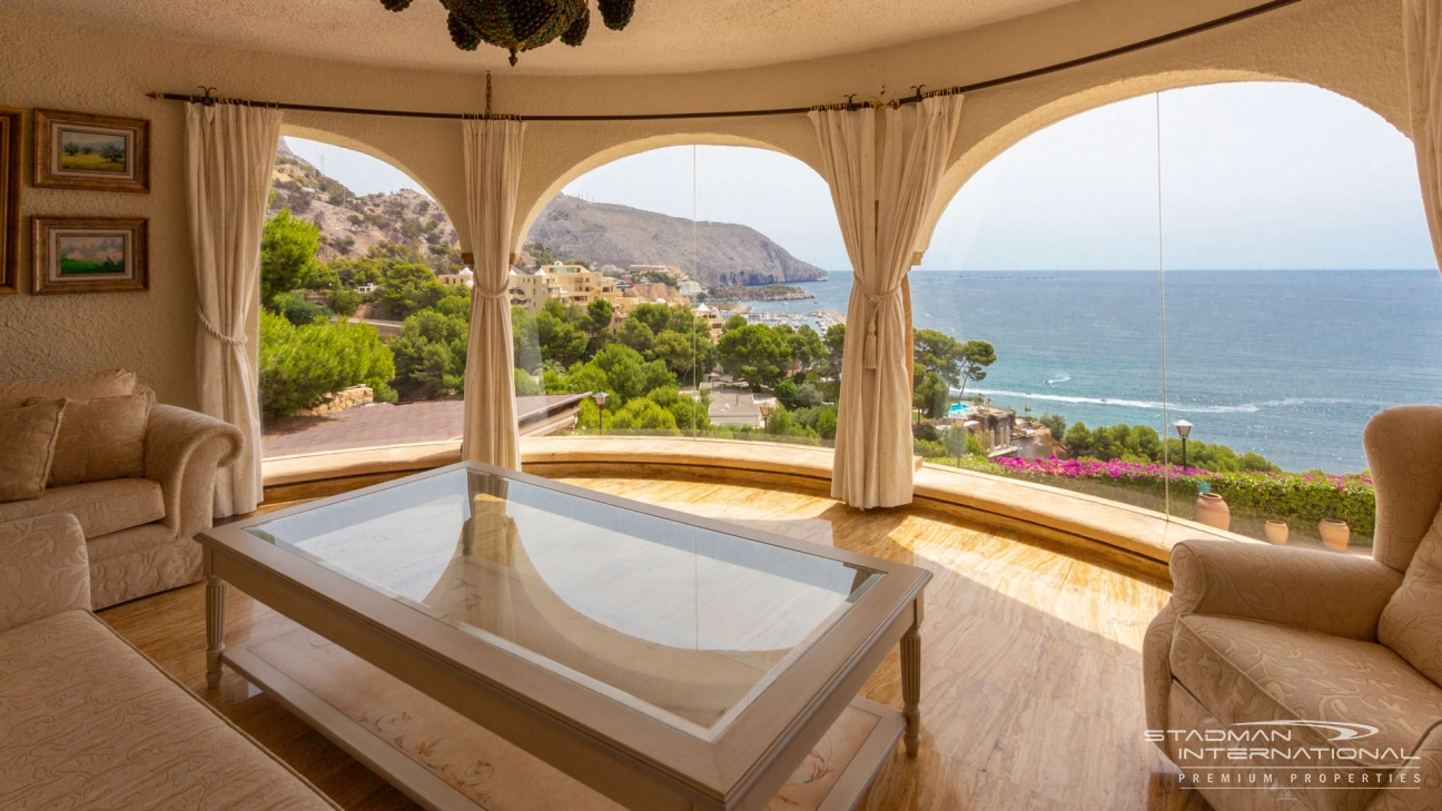 Imposante Villa mit außergewöhnlichem Meerblick in bester Lage