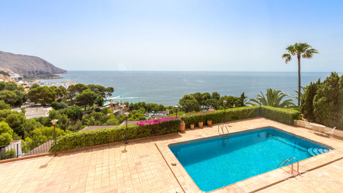 Impressive Villa with Exceptional Sea Views in a Prime Location