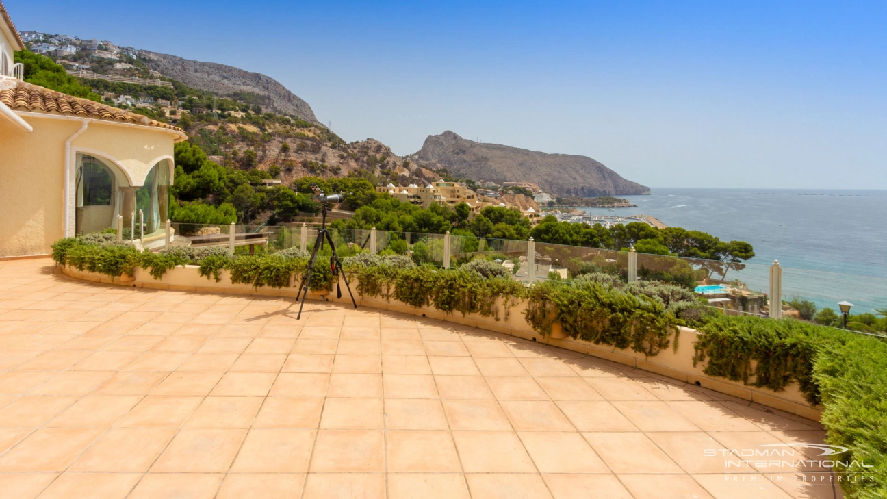 Imposante Villa mit außergewöhnlichem Meerblick in bester Lage