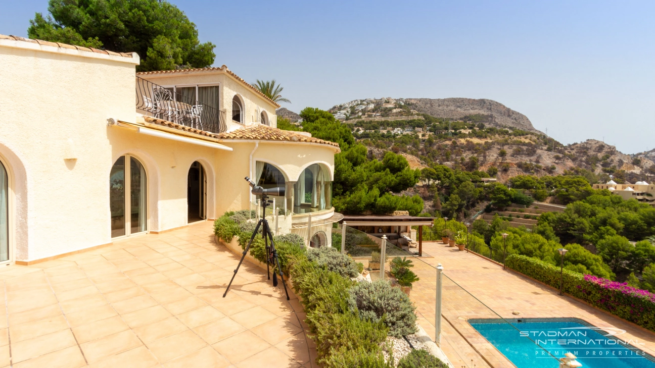 Imposante Villa mit außergewöhnlichem Meerblick in bester Lage