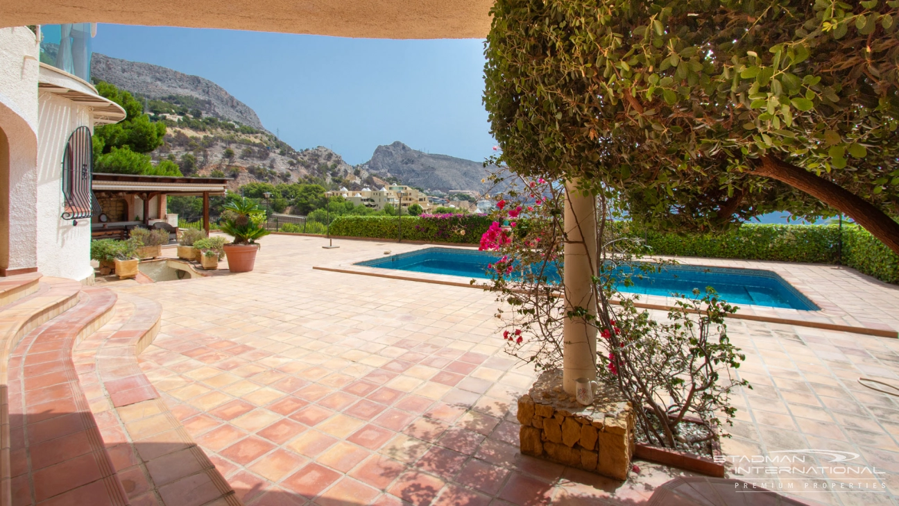 Impressive Villa with Exceptional Sea Views in a Prime Location