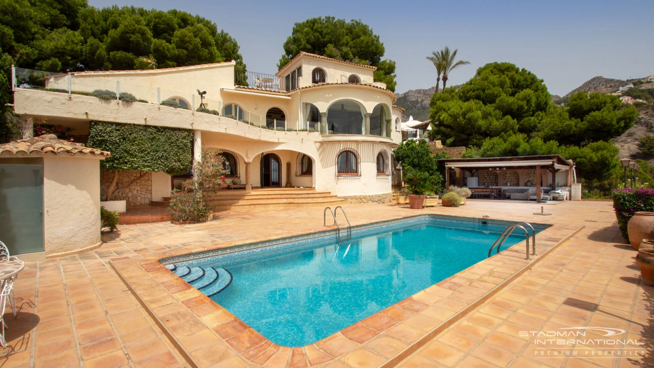 Imposante Villa mit außergewöhnlichem Meerblick in bester Lage