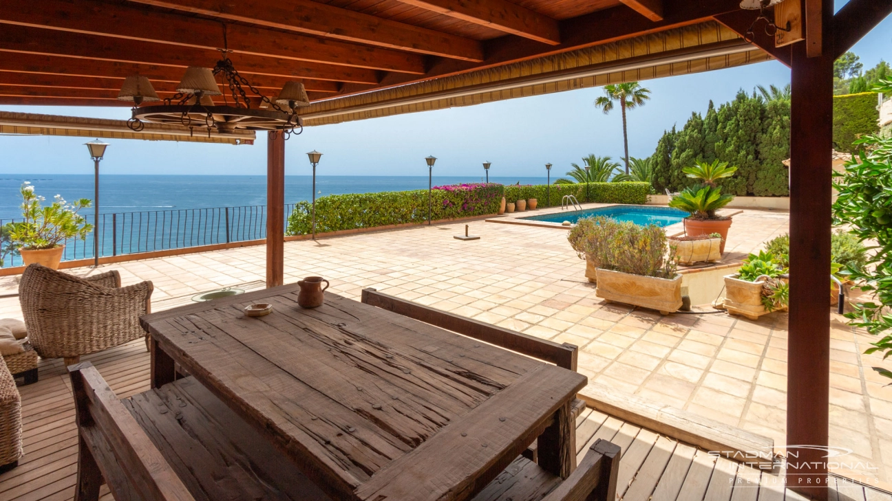 Impressive Villa with Exceptional Sea Views in a Prime Location