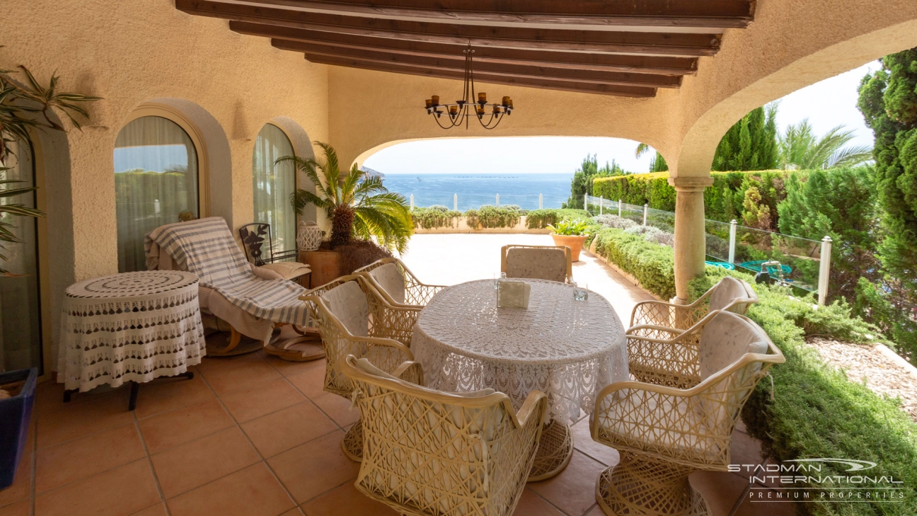 Impressive Villa with Exceptional Sea Views in a Prime Location