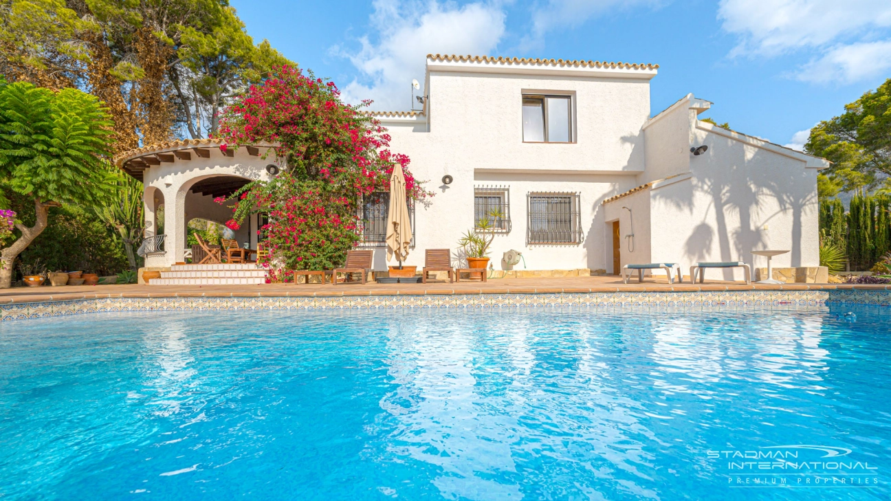 Spanische Villa auf einem Flachen Grundstück in der Nähe des Strandes La Olla
 