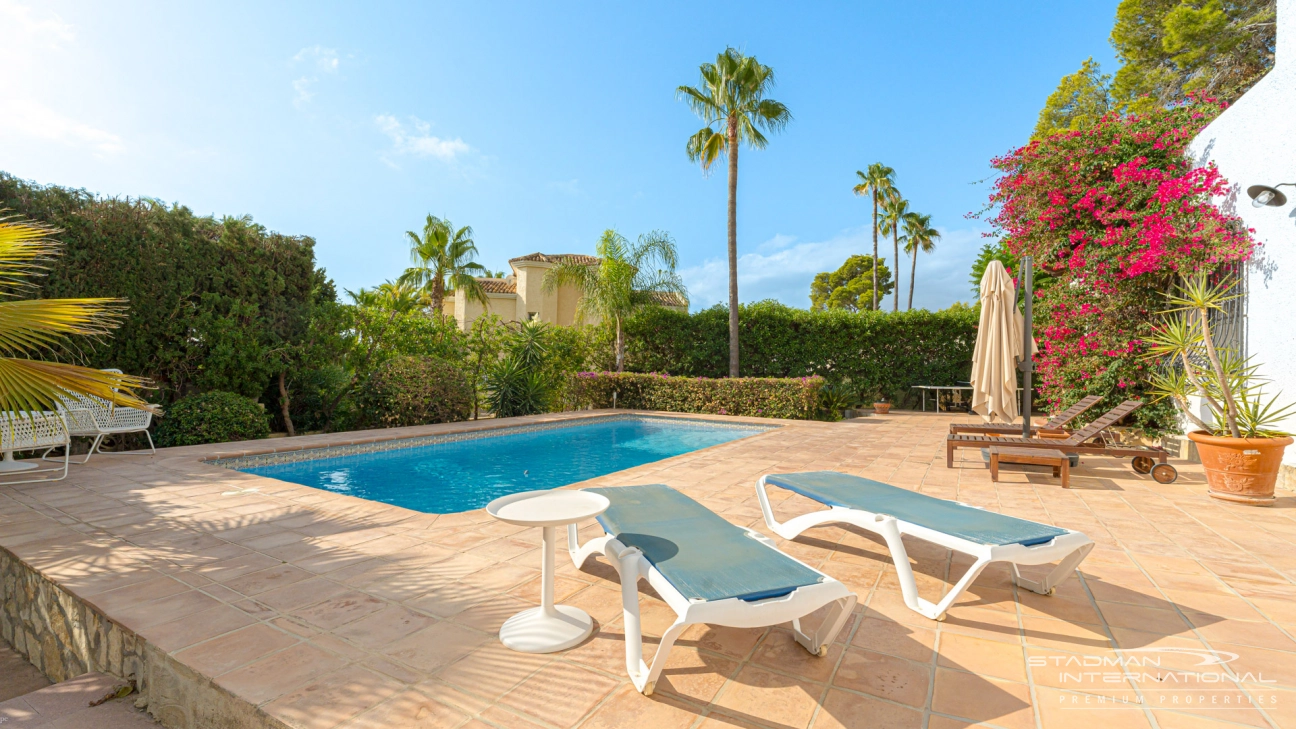 Mooie Spaanse Villa op een Vlak Kavel vlakbij het strand van La Olla
