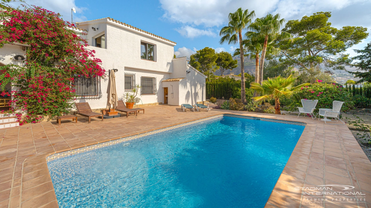 Spanische Villa auf einem Flachen Grundstück in der Nähe des Strandes La Olla
 