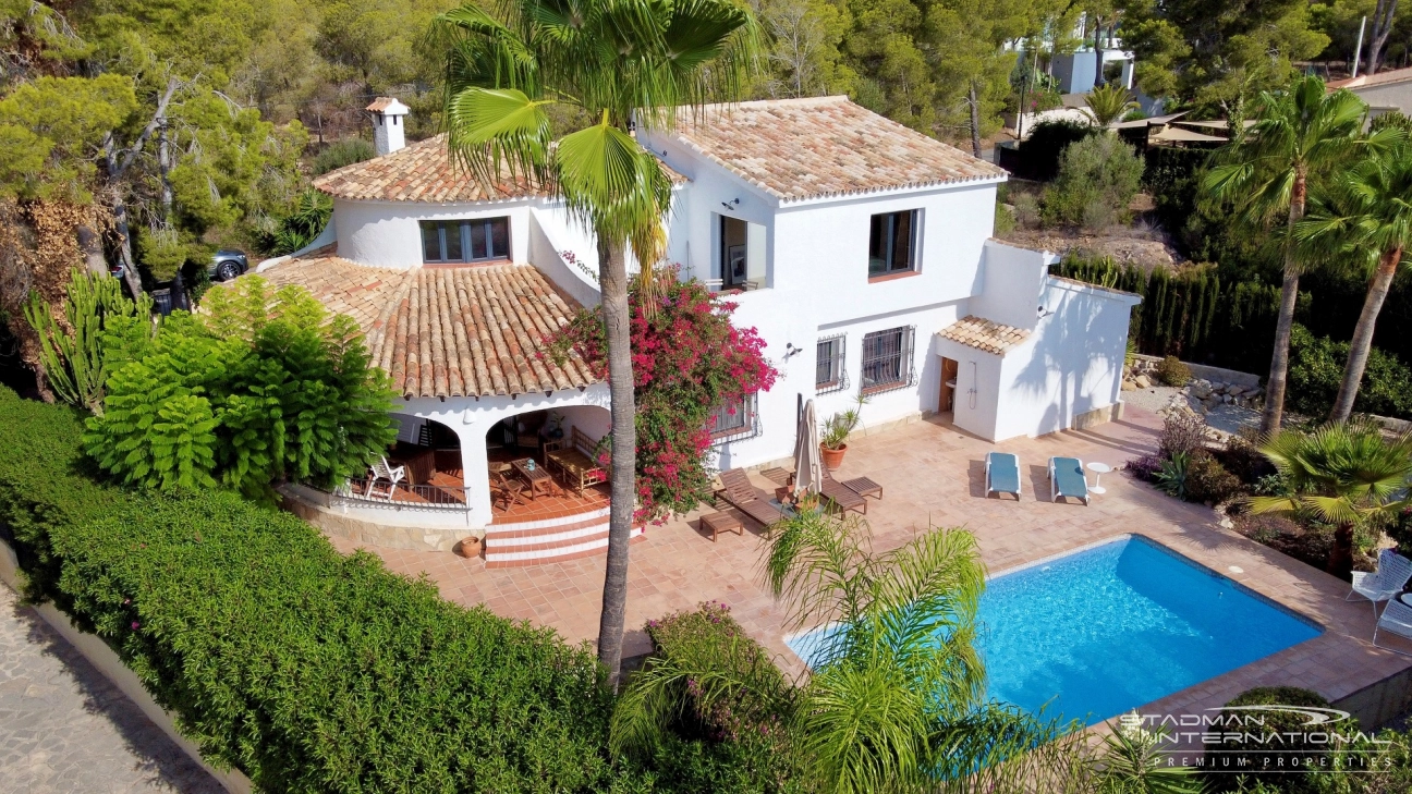 Spanische Villa auf einem Flachen Grundstück in der Nähe des Strandes La Olla
 