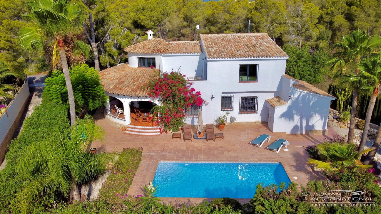 Beautiful Spanish Villa on a Flat Plot near La Olla Beach