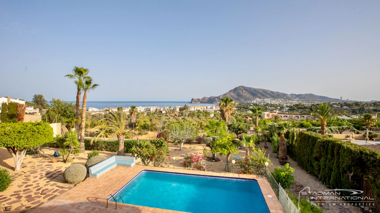 Villa auf Großen Grundstück mit Meerblick in der Nähe der Altstadt von Altea