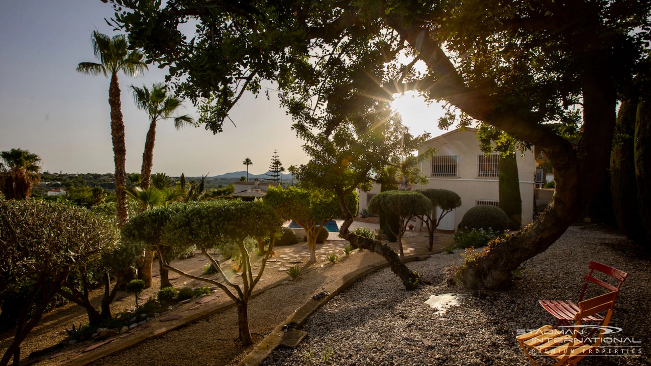 Villa på en stor tomt med havutsikt nær gamlebyen i Altea