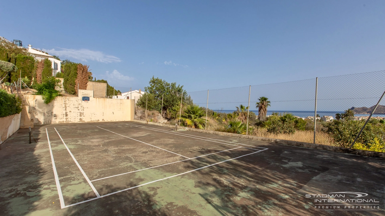 Villa auf Großen Grundstück mit Meerblick in der Nähe der Altstadt von Altea