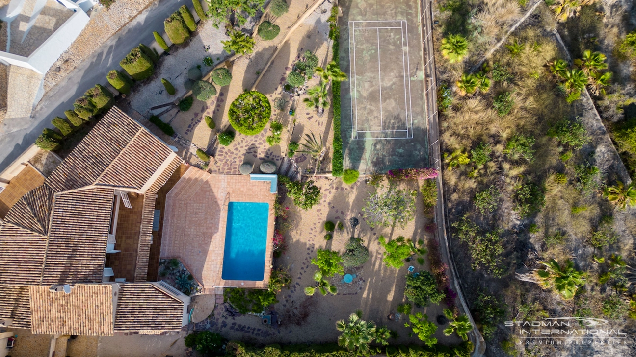 Villa på en stor tomt med havutsikt nær gamlebyen i Altea