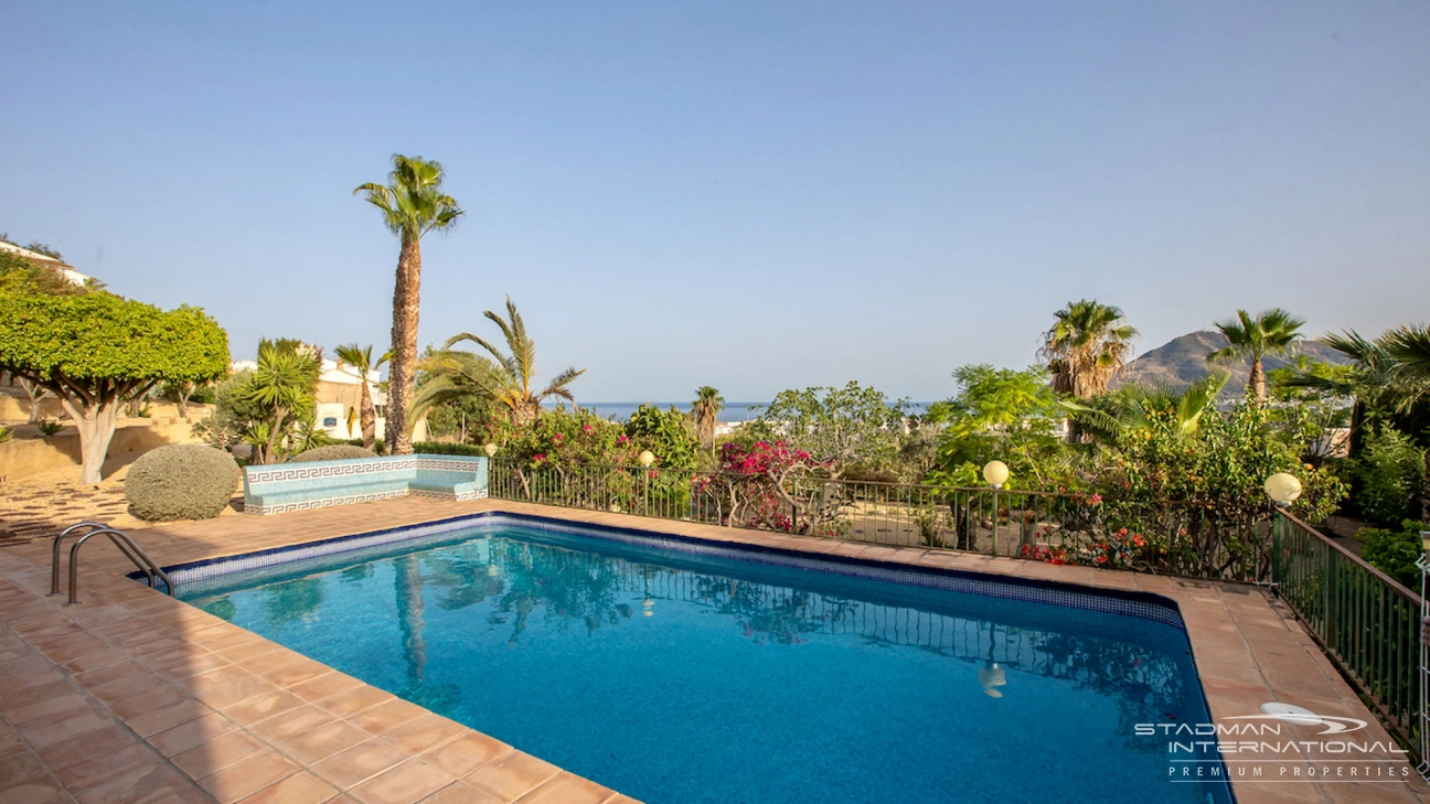 Villa auf Großen Grundstück mit Meerblick in der Nähe der Altstadt von Altea