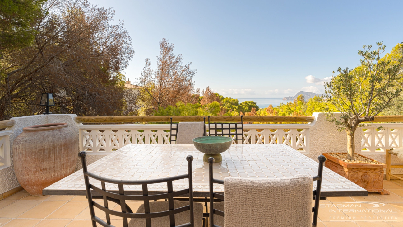 Villa Renovada de Estilo Ibicenco Mediterráneo con Vistas al Mar