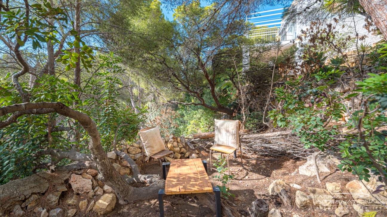 Villa Renovada de Estilo Ibicenco Mediterráneo con Vistas al Mar