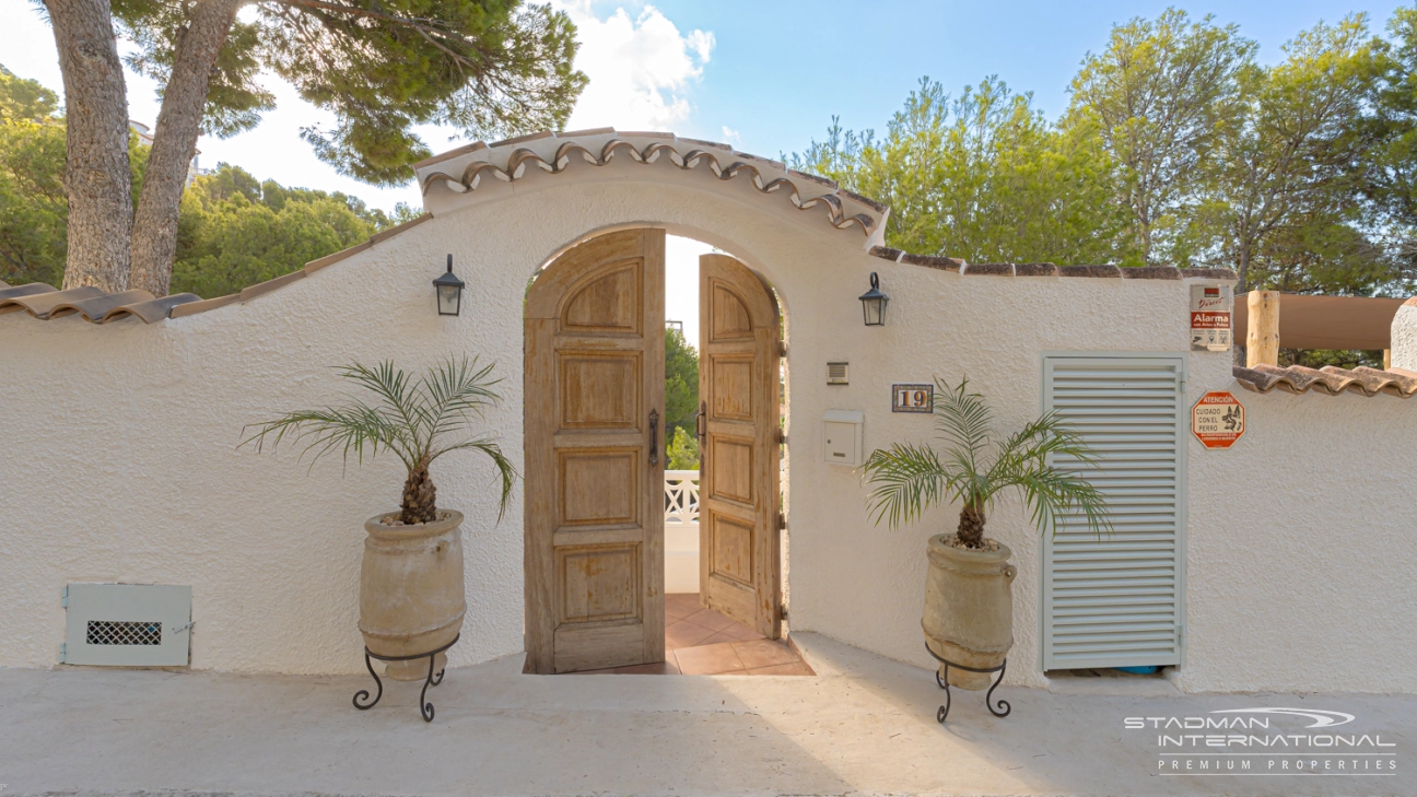 Villa Renovada de Estilo Ibicenco Mediterráneo con Vistas al Mar